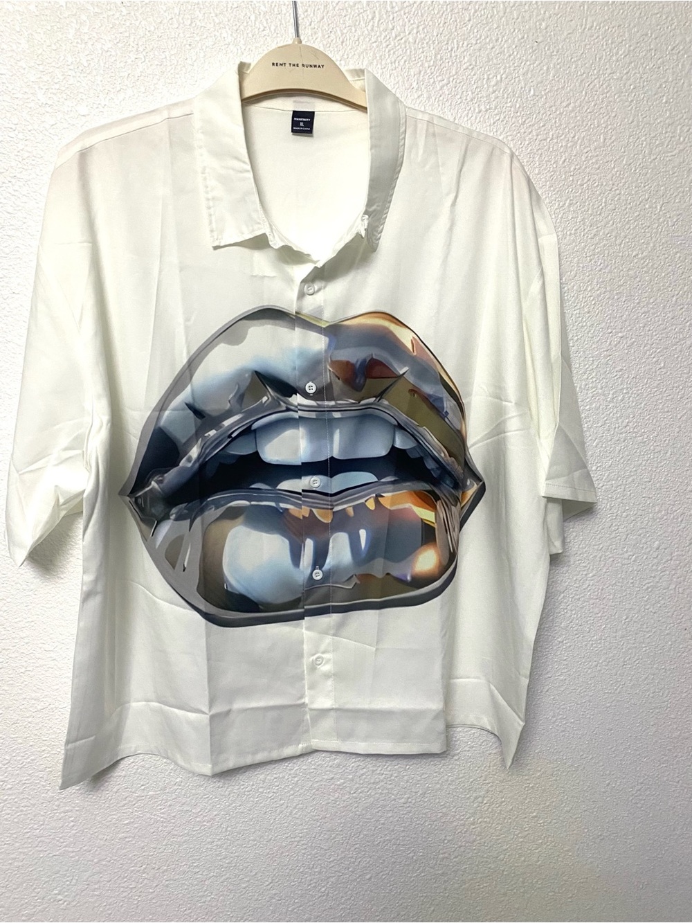 Manfinity Stylish White Graphic Lip Print Button-Up Shirt